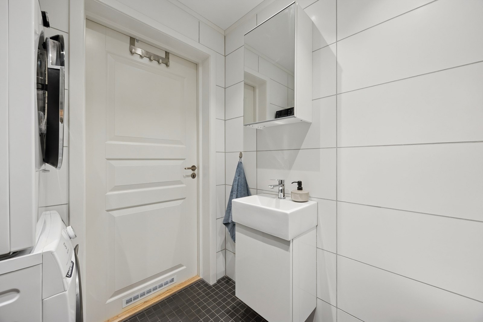 Rommet har opplegg for vaskemaskin og tørketrommel. Det er installert mekanisk avtrekk for et godt inneklima, mens de elektriske varmekablene sørger for komfort til en hver tid. Galleribilde