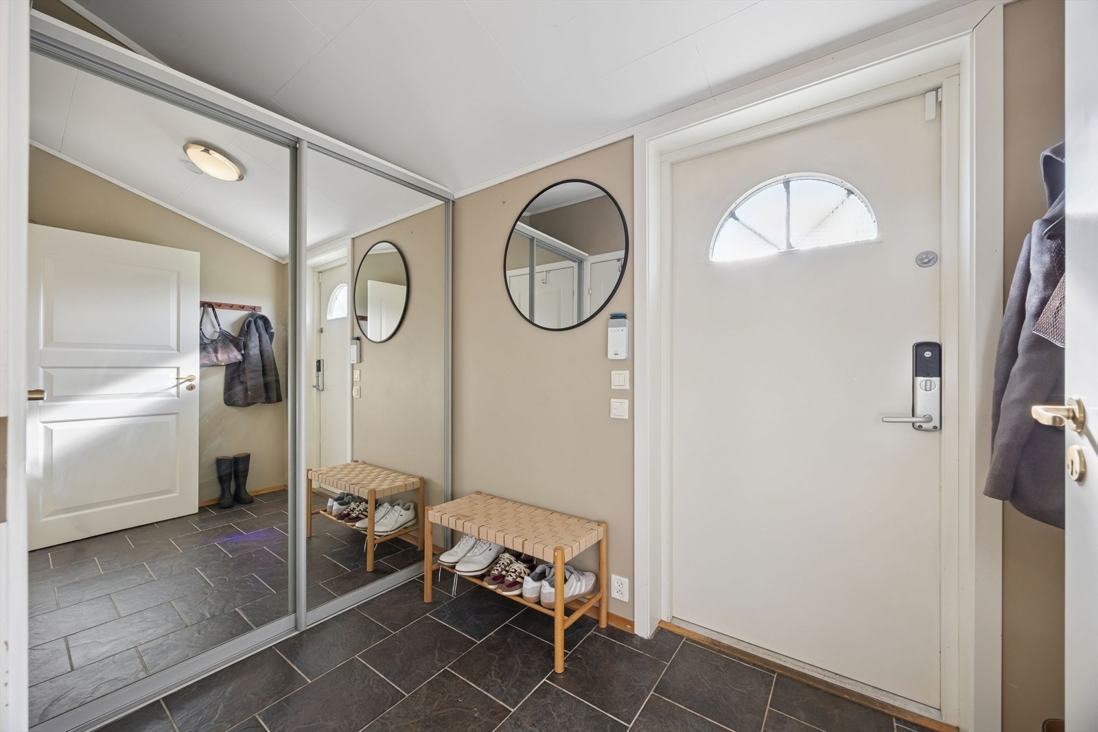 Lys og praktisk entré med gulvvarme, god garderobeplass og speilfronter som gir både lys og romfølelse. Galleribilde
