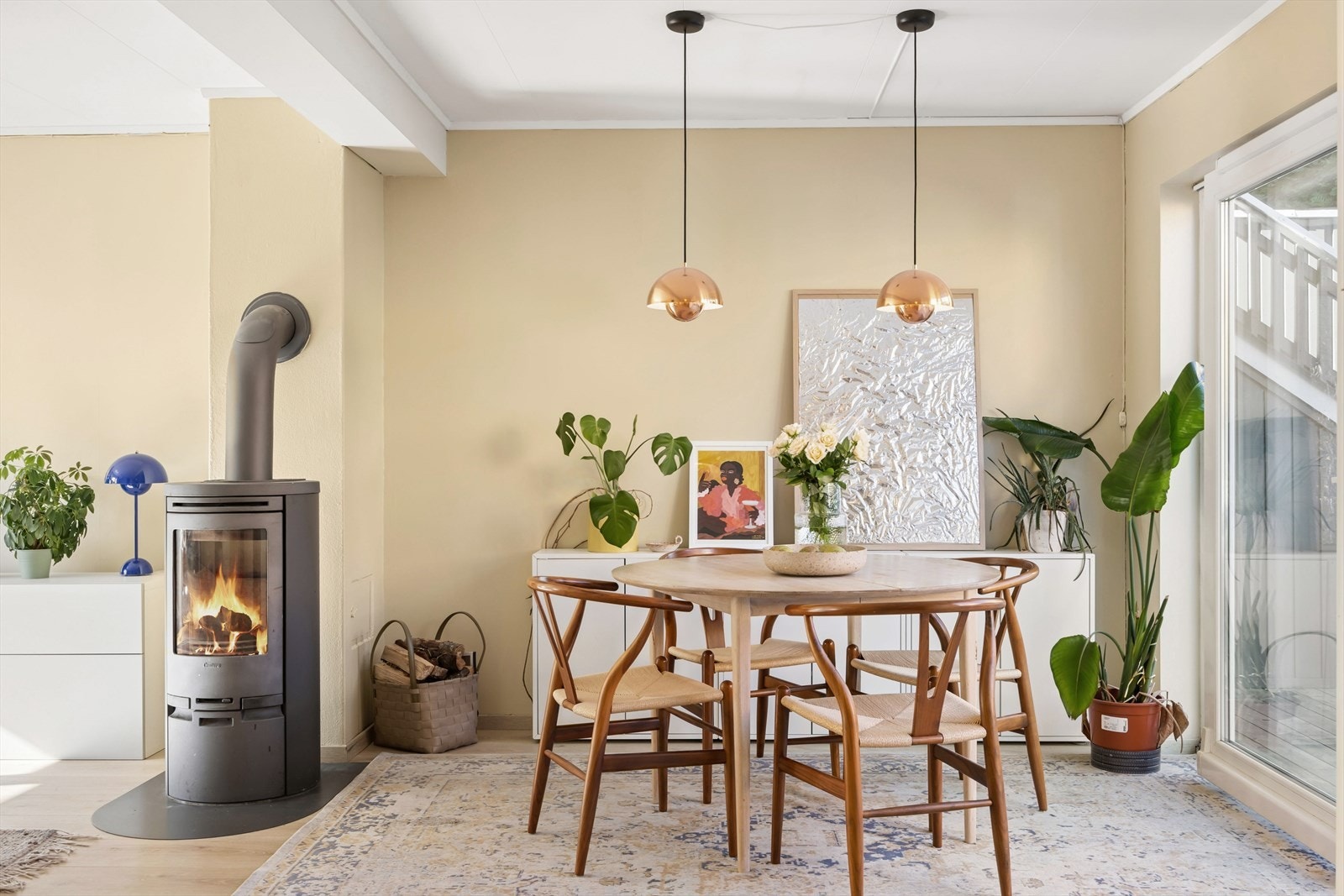 Trivelig spisesone med god plass til gjester, og adkomst til terrasse. Galleribilde