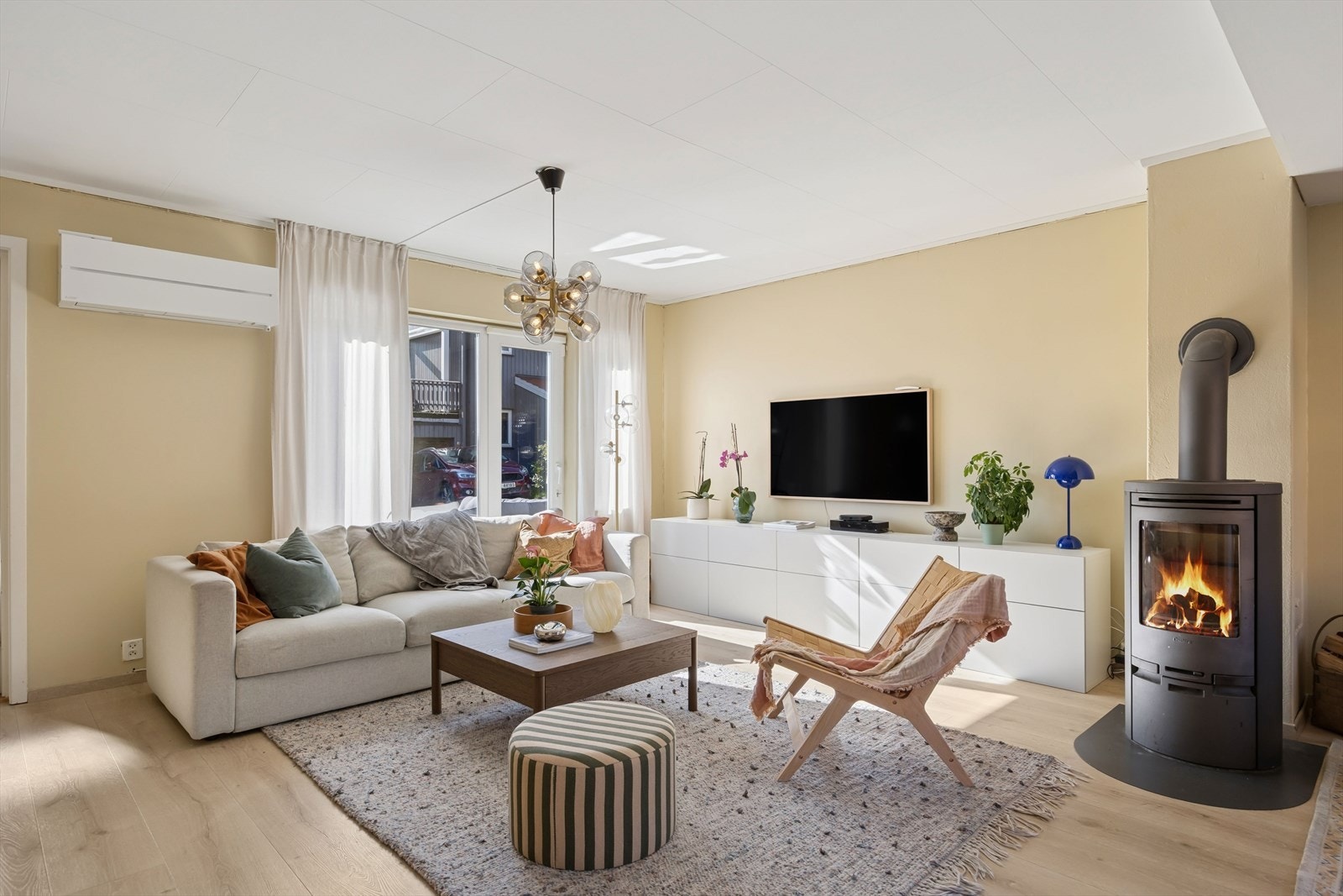 Plass til en hyggelig sofagruppe med peisen som naturlig samlingspunkt. Galleribilde