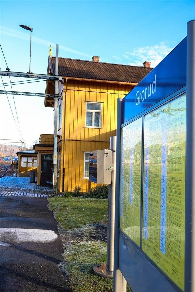 Grorud togstasjon ligger ca. 9 min gange fra boligen. Galleribilde