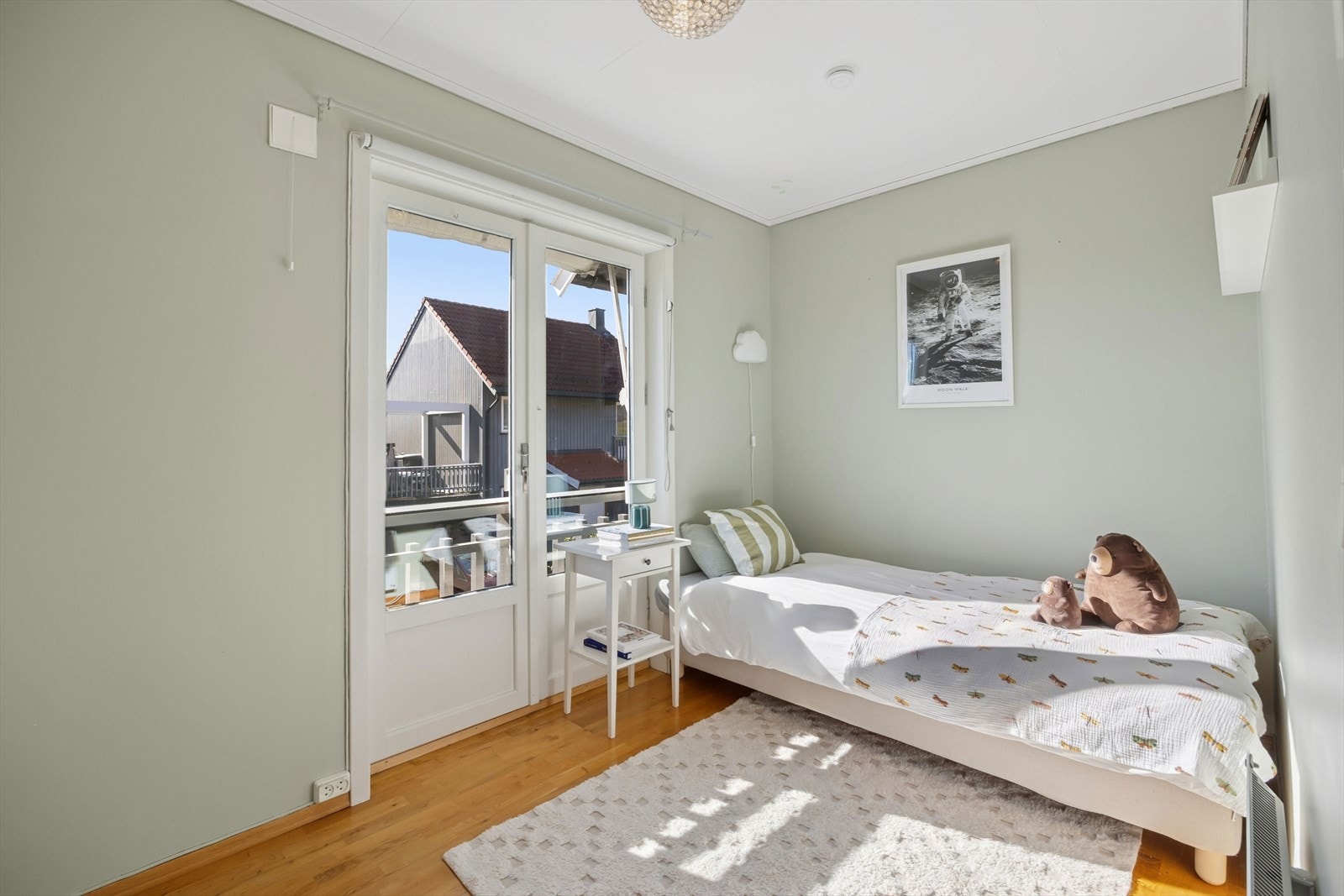 Det andre soverommet er lyst og innbydende, også med utgang til fransk balkong. Galleribilde