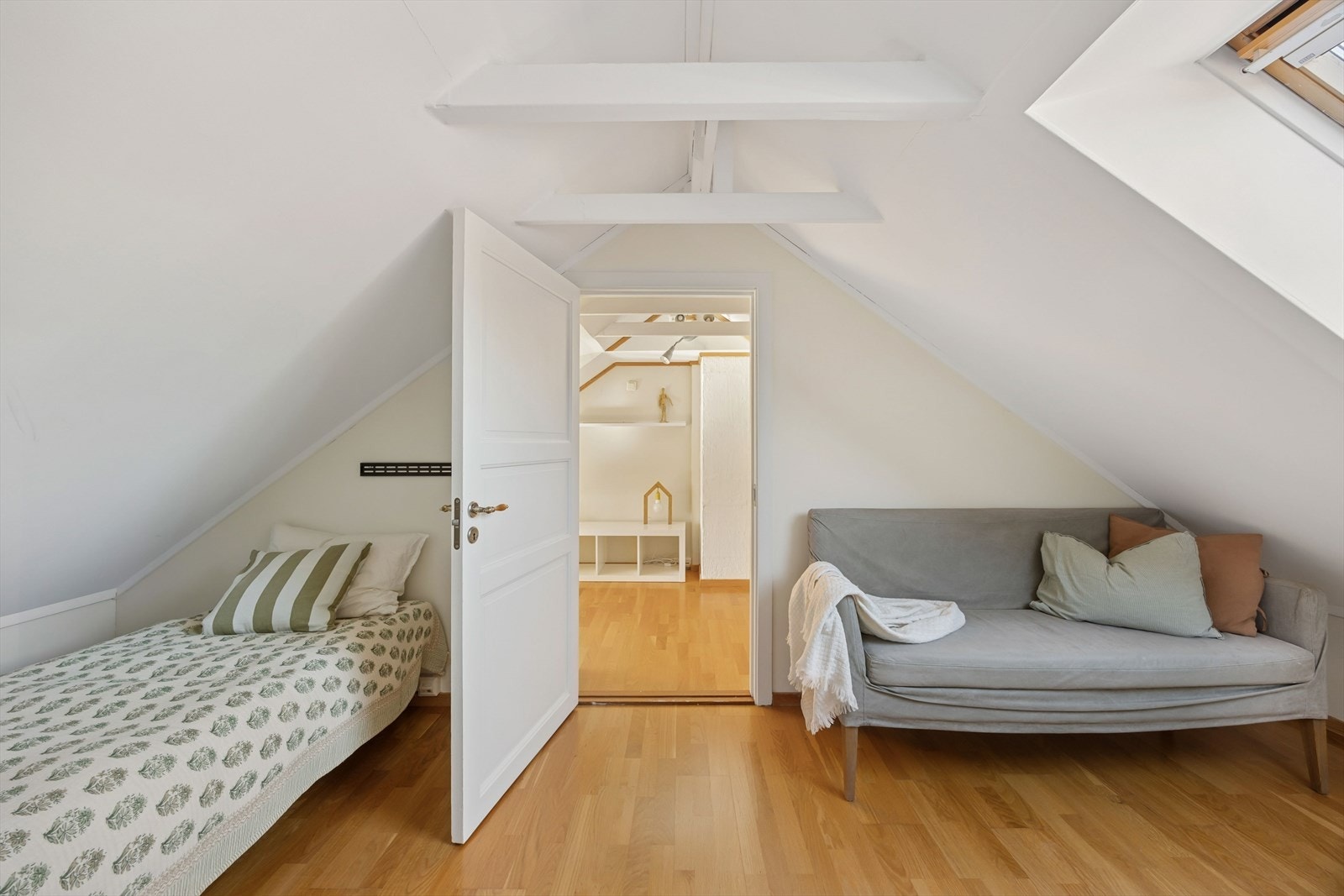 God takhøyde og lyse flater gjør rommene luftige og anvendelige til flere formål. Galleribilde