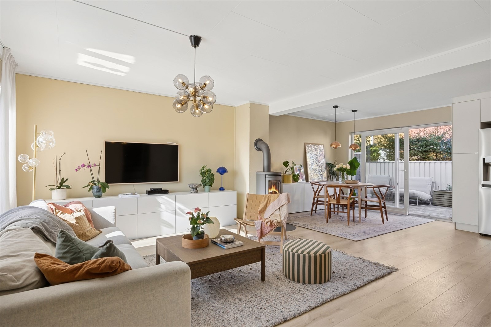 Her finner du både vedovn og luft-til-luft varmepumpe fra 2022 som gir varme og komfort året rundt. Galleribilde