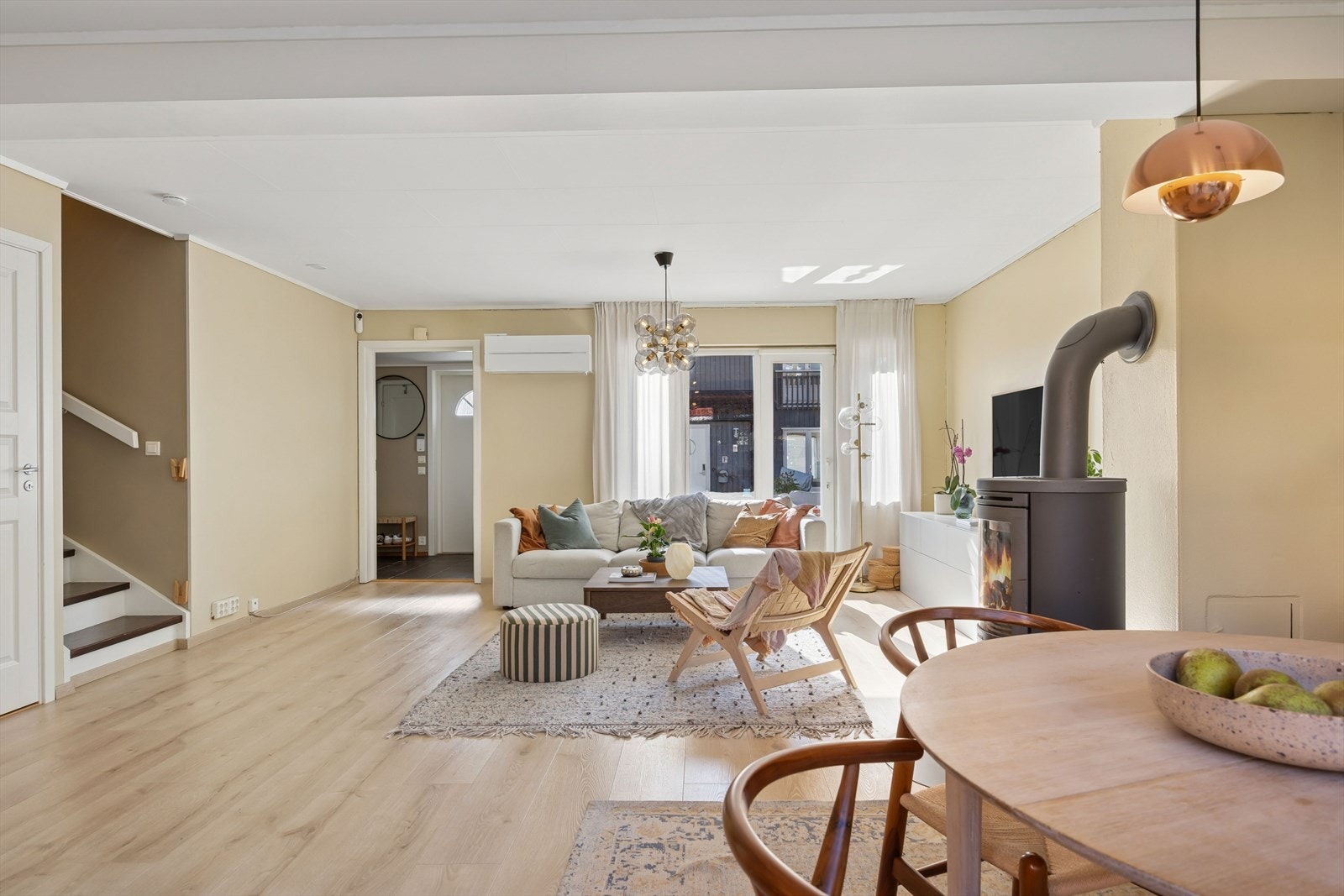 Lys og romslig stue med store vindusflater som slipper inn rikelig med dagslys. Galleribilde