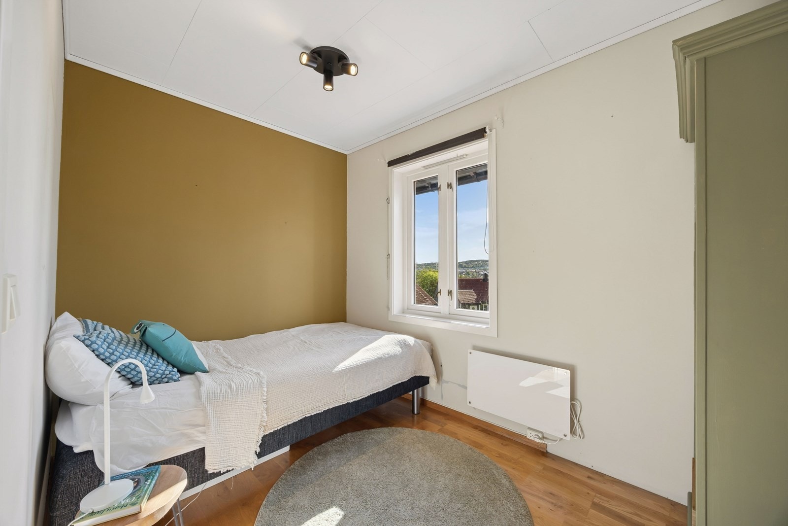 Det tredje soverommet gir flere bruksmuligheter og kan enkelt tilpasses behovene til en barnefamilie eller for hjemmekontor. Galleribilde