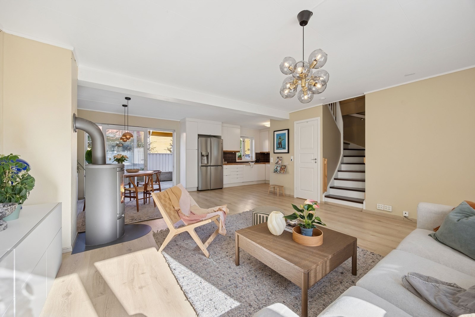 Åpen løsning med gode møbleringsmuligheter. Det er gulvvarme i hele stue/kjøkken området. Galleribilde