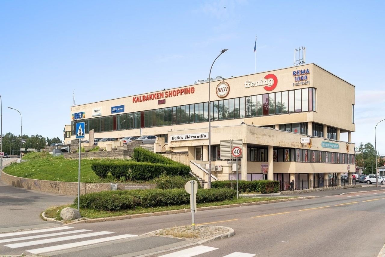 Kalbakken Senter, som blant annet har Rema 1000, Meny, SATS og apotek, ligger ca. 19 min gange fra boligen. Galleribilde