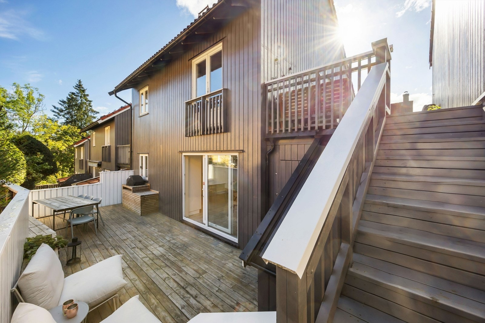 Terrassen har i tillegg en praktisk trapp som forbinder den med uteplassen i 1. etasje, slik at man enkelt kan bevege seg mellom etasjene og samle familie og venner ute. Galleribilde