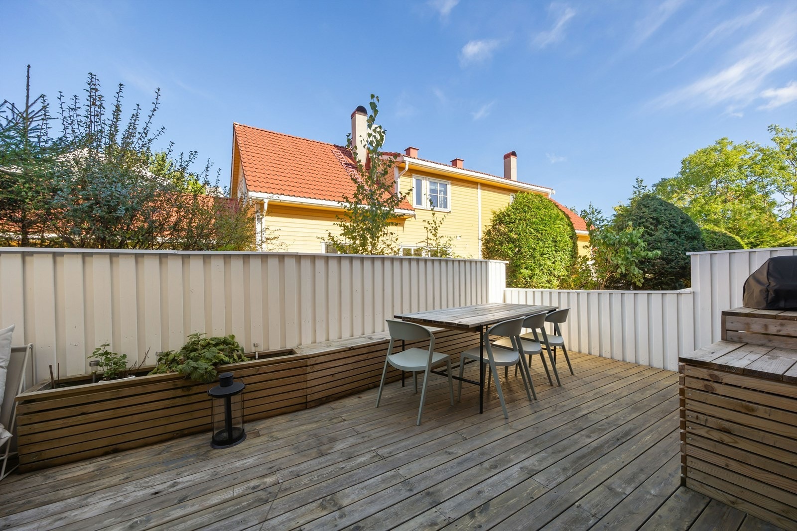 En skjermet uteplass som innbyr til sosiale sammenkomster og hyggelige grillkvelder. Galleribilde