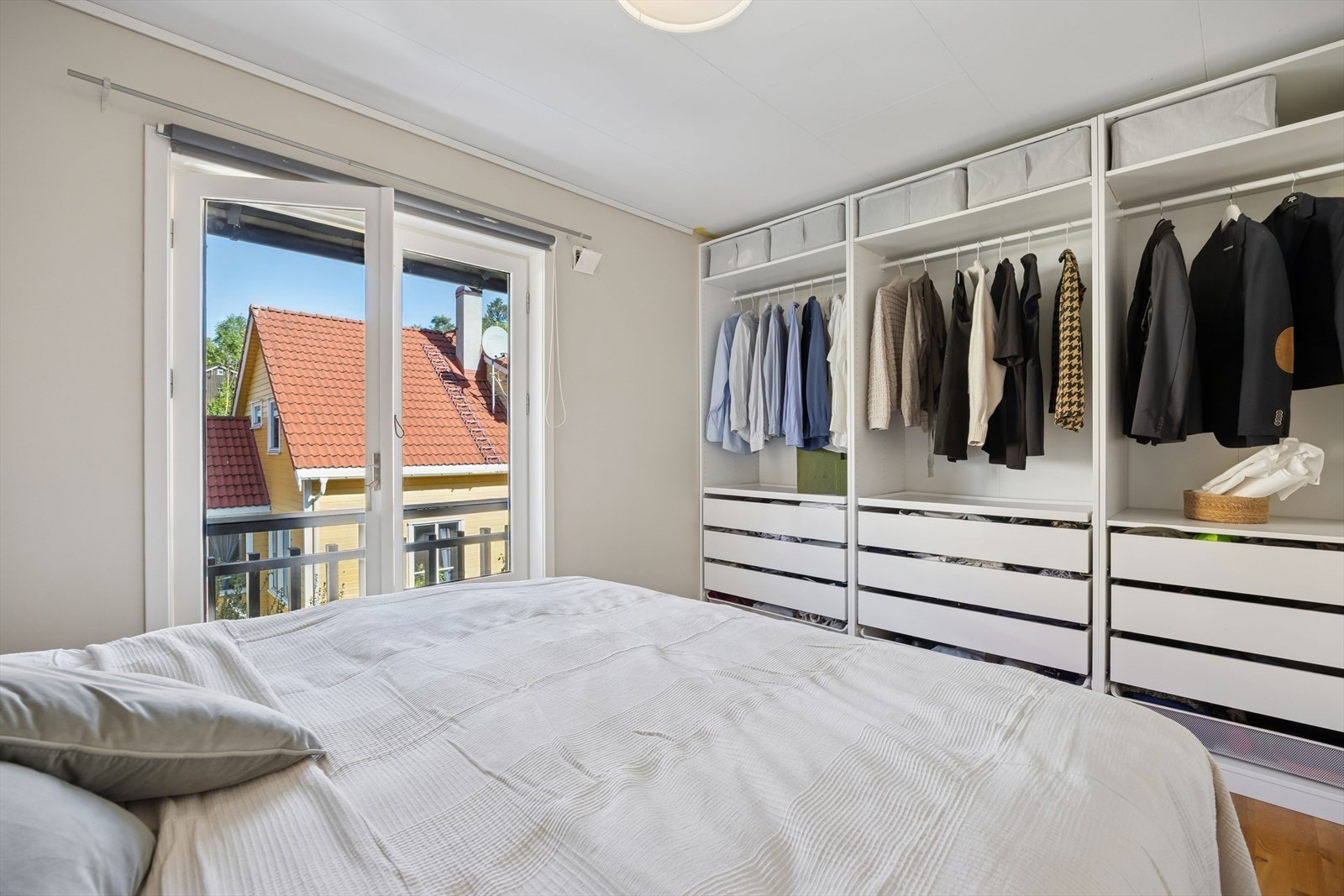 Hovedsoverommet har i tillegg praktisk garderobeløsning med rikelig oppbevaringsplass. Galleribilde