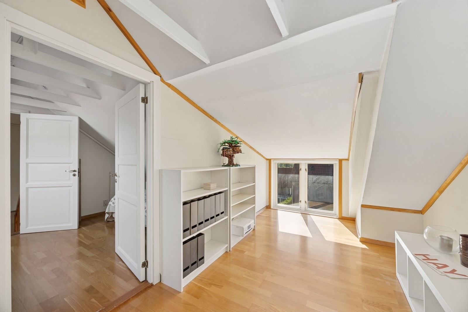 Loftet er i dag innredet med to rom som benyttes som TV-stue og gjesterom. Galleribilde