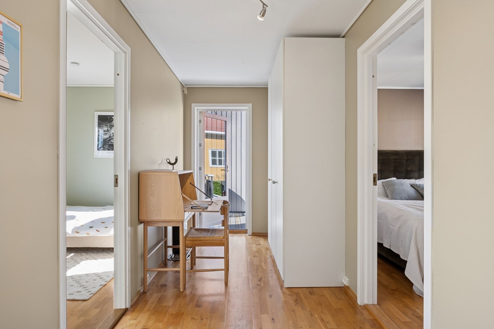 Gang i 2. etasje med utgang til terrasse. Herfra er det adkomst til tre soverom og bad, samt gode garderobemuligheter. Galleribilde