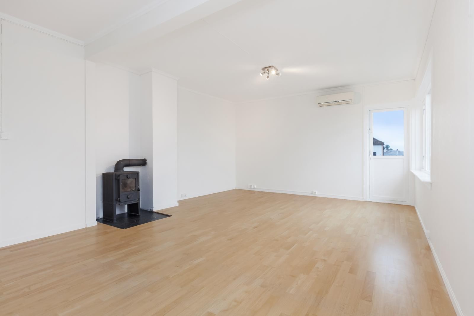 Stuen er av god størrelse, og gir plass til både sofagruppe og spisebord. Galleribilde