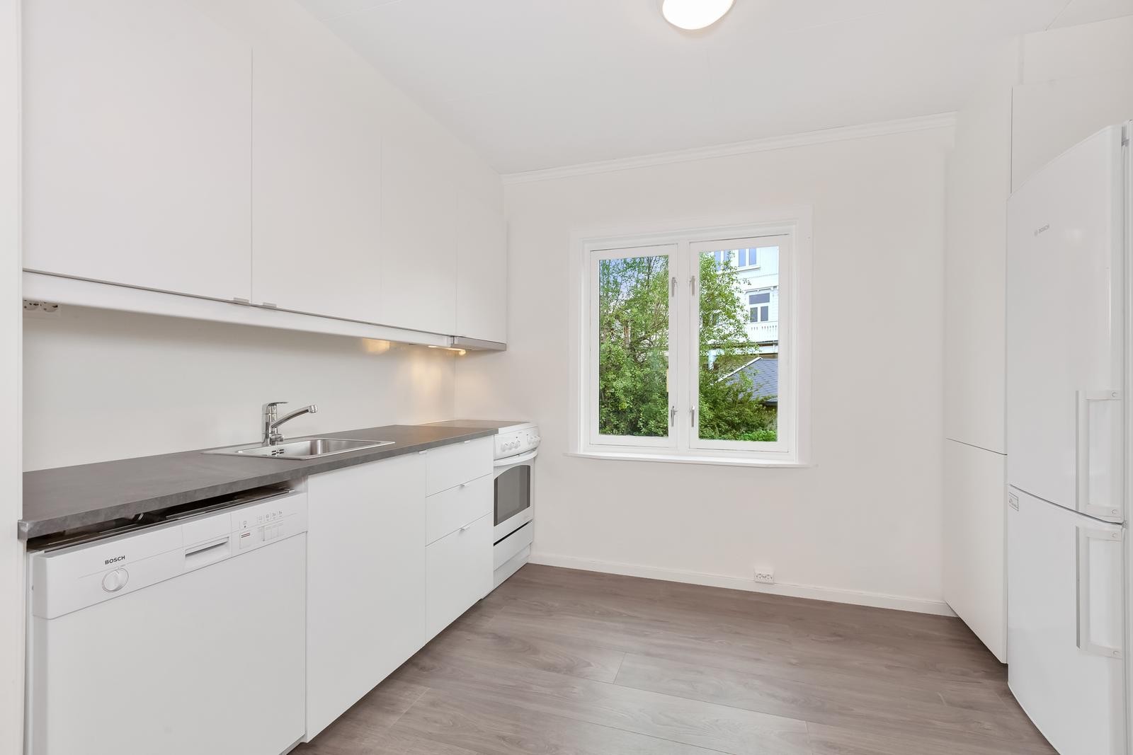 Pent kjøkken med lyse fronter, og godt med skap -og benkeplass. Galleribilde