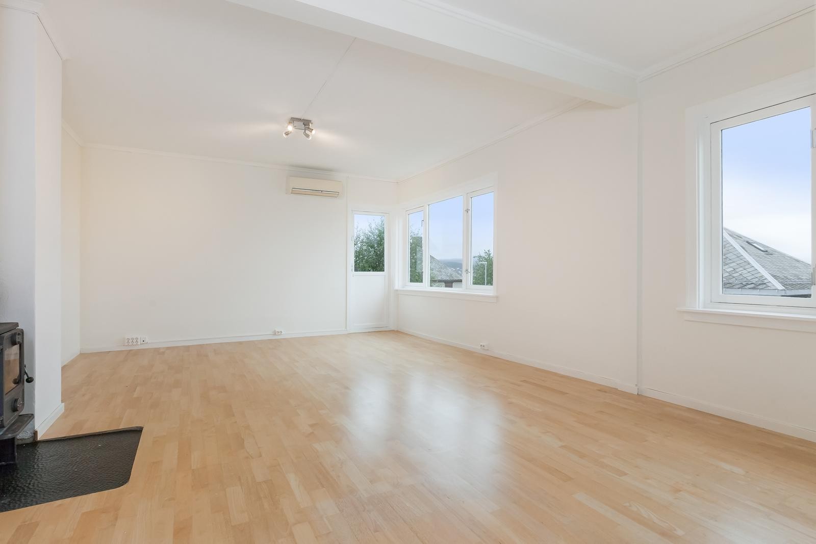 Leiligheten har en romslig stue med utgang til balkong. Stuen er innredet med vedovn. Galleribilde