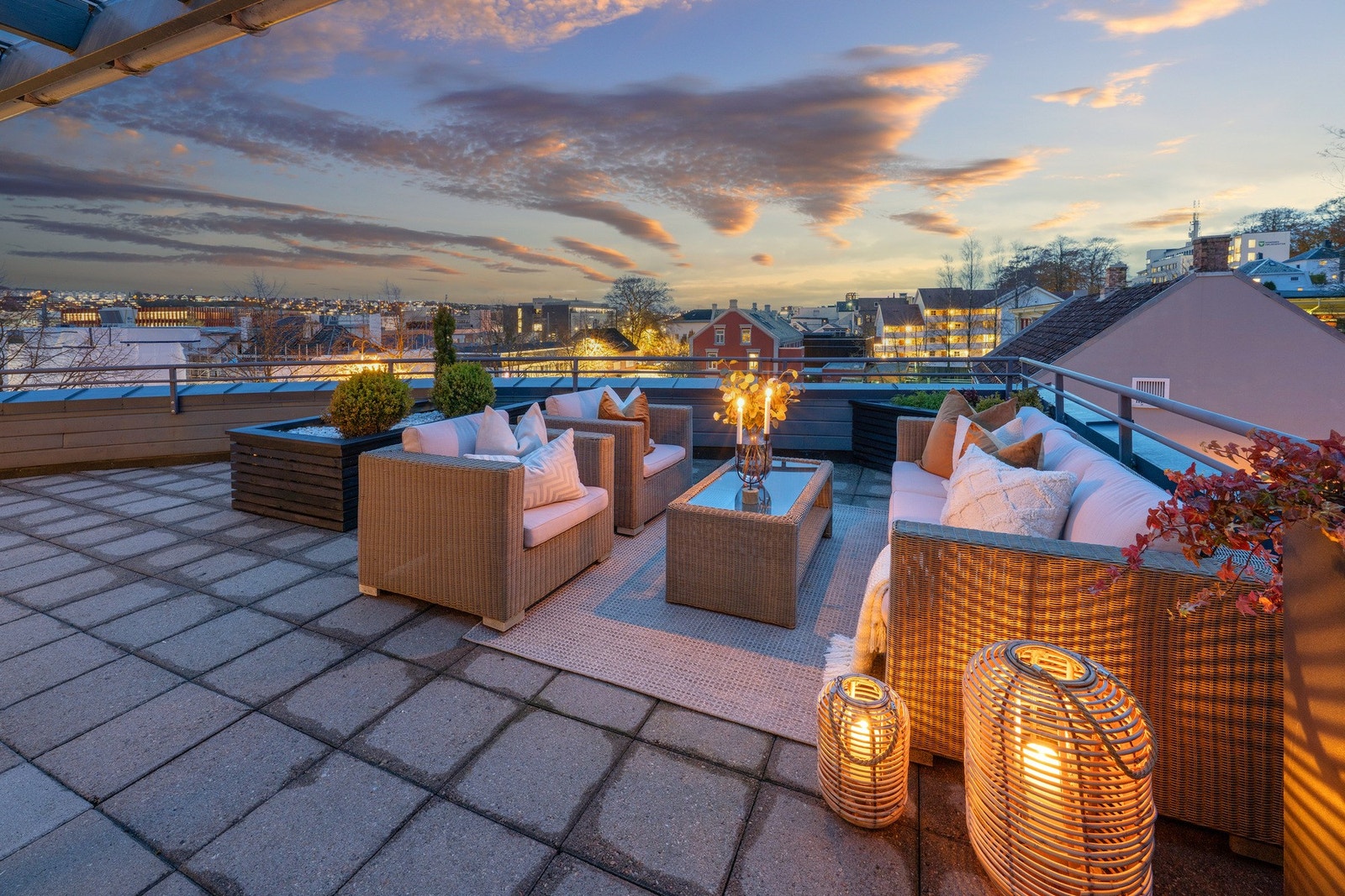 Stor takterrasse med herlige solforhold Galleribilde
