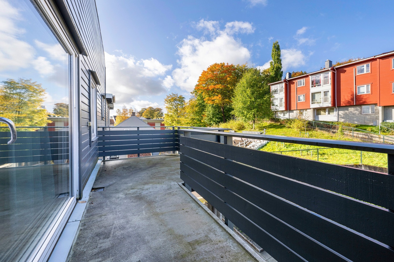 Fra soverommet har man utgang til balkong Galleribilde