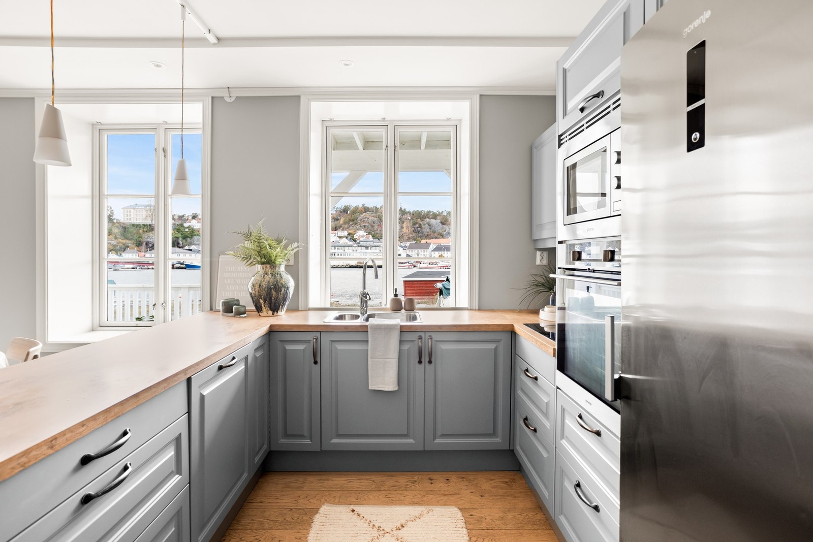 Det er plass til et lite café-sett, perfekt for frokost med utsikt mot sentrum og ytre havn. Galleribilde