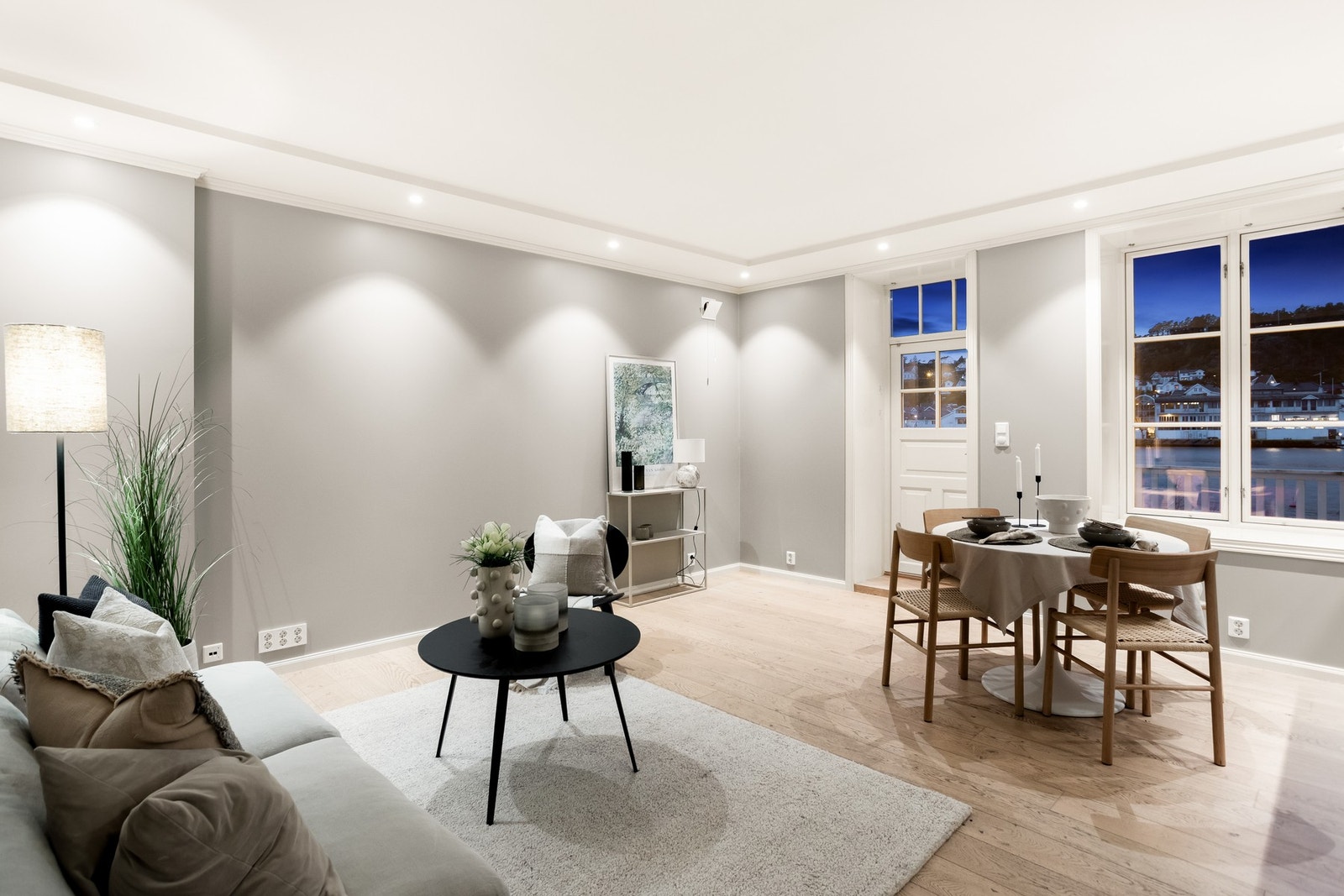 Videre inn i boligen ligger stua, som har åpen løsning mot kjøkkenet. Galleribilde