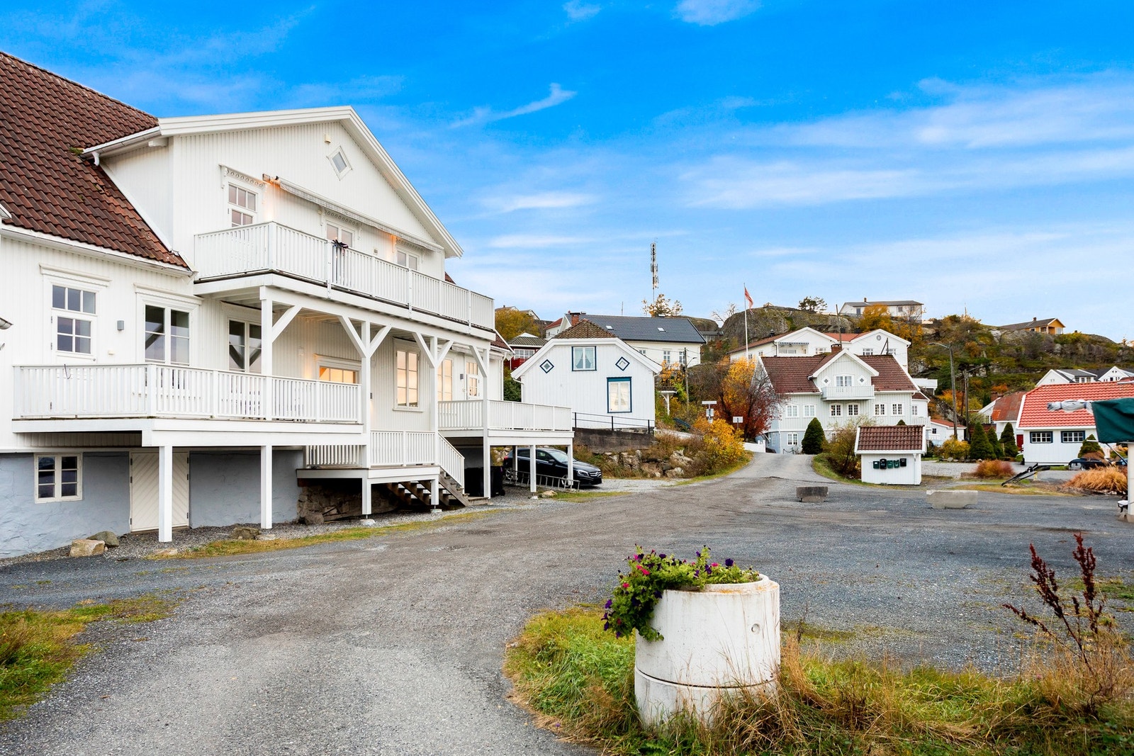 Leiligheten ligger i et modernisert bygg fra 2017 og inneholder entré, stue, kjøkken, bad, to soverom og teknisk rom. Galleribilde