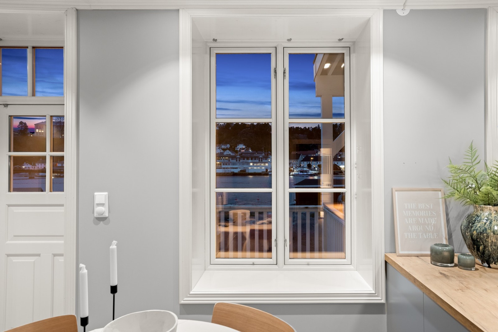 Store vinduer med dype vindusposter slipper inn rikelig med naturlig lys og gir flott utsikt mot Kragerø sentrum. Galleribilde