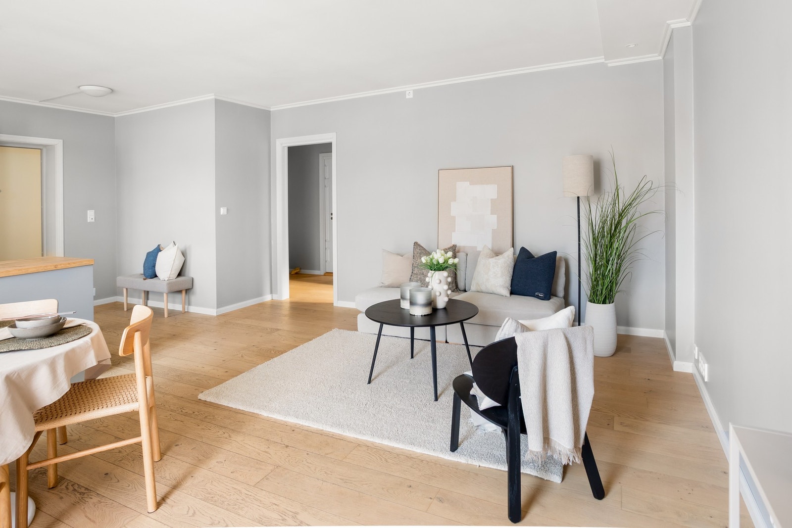 Stua er romslig og gir gode muligheter for fleksibel møblering, enten du ønsker en tradisjonell sofagruppe eller en moderne åpen løsning. Galleribilde