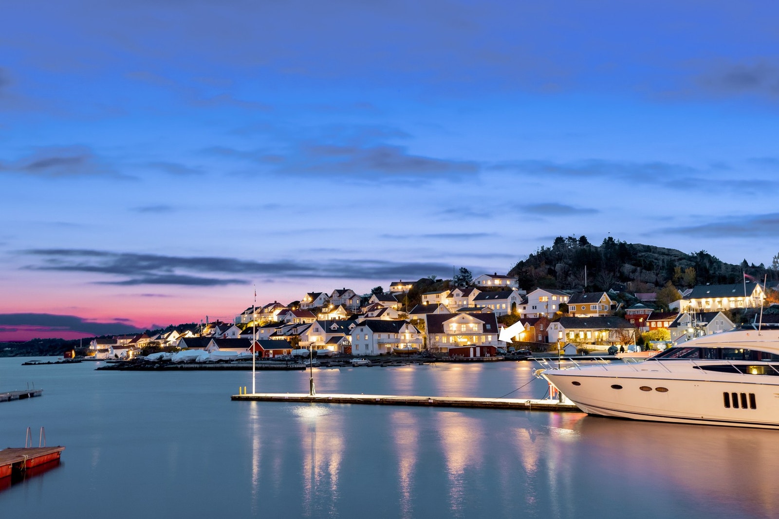 Her bor du med kort gangavstand til sentrum, badeplasser, butikker, restauranter og byens hyggelige sommerliv. Galleribilde