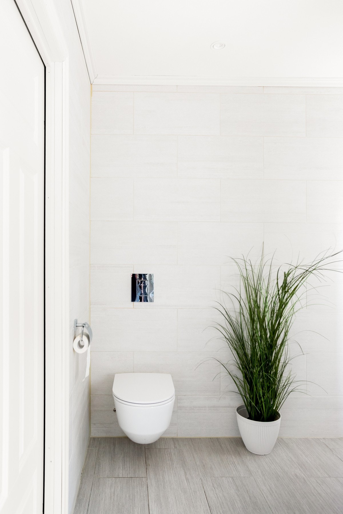 Innredningen har to romslige skuffer og en heldekkende servanttopp i støpemarmor. Galleribilde