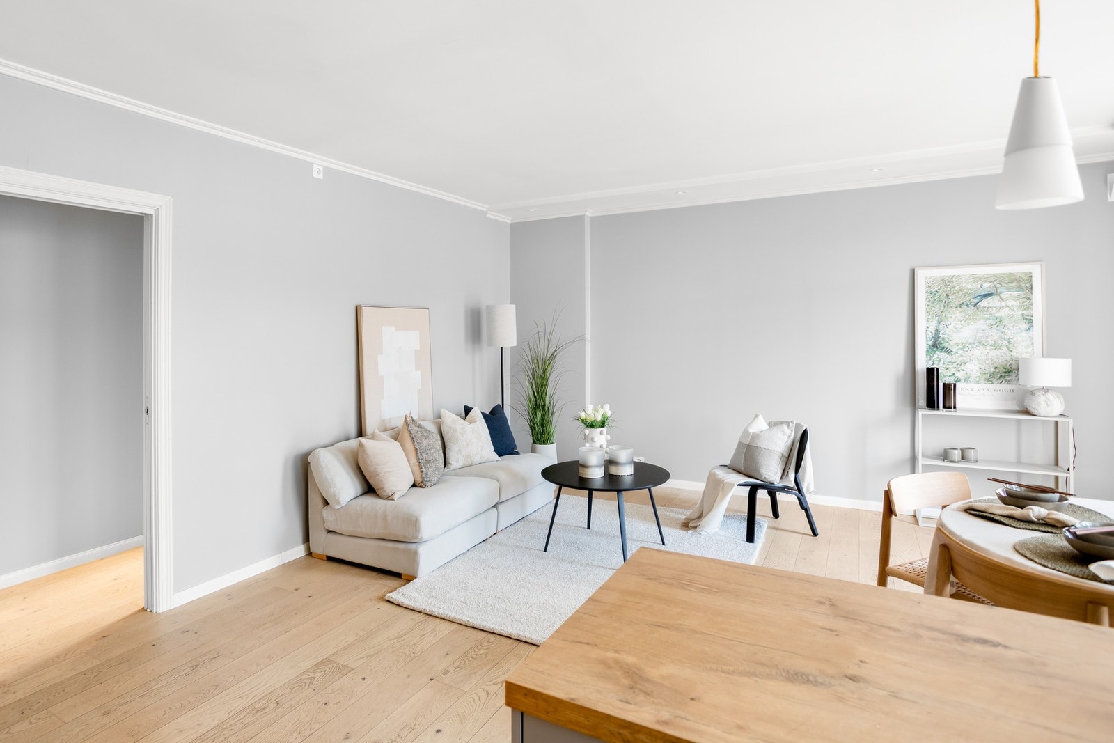 Denne lyse og moderne leiligheten ligger flott til på ettertraktede Øya - midt i hjertet av Kragerø. Galleribilde