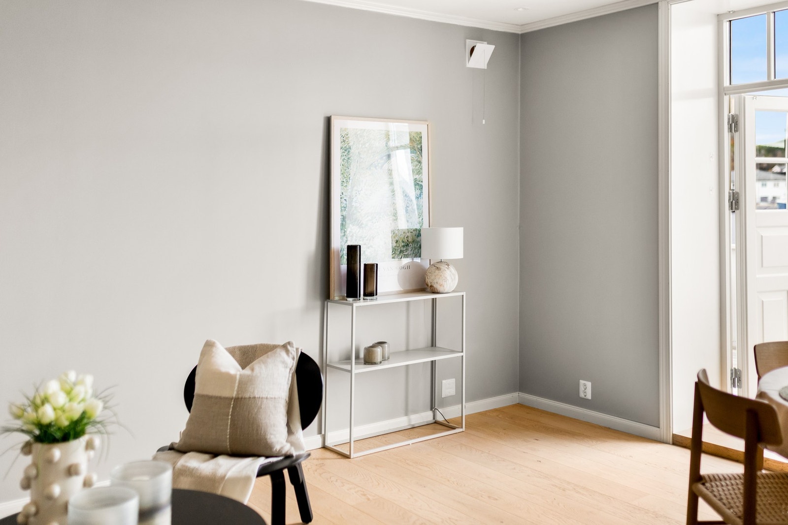 Stuen er malt i en lys, tidløs farge, og det er lagt inn fiber i boligen for raskt og stabilt internett. Galleribilde