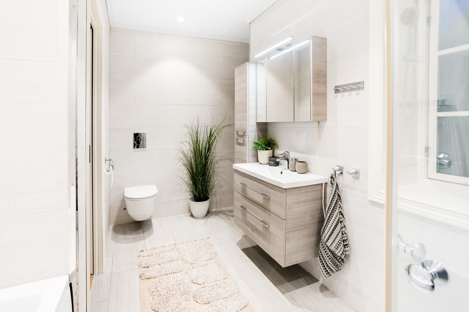 Badet gir et elegant førsteinntrykk med fliser på både gulv og vegger. Galleribilde