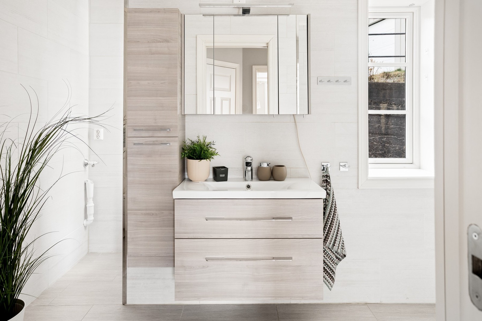 Fargevalget står godt til servantskapet i foliert MDF med slett, matt overflate og trestruktur i mørke grå og sorte toner. Galleribilde