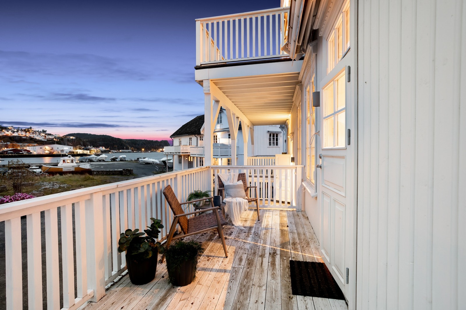 Fra stua er det utgang til en romslig balkong på ca. 21 m² - perfekt for solrike dager og sene sommerkvelder. Galleribilde