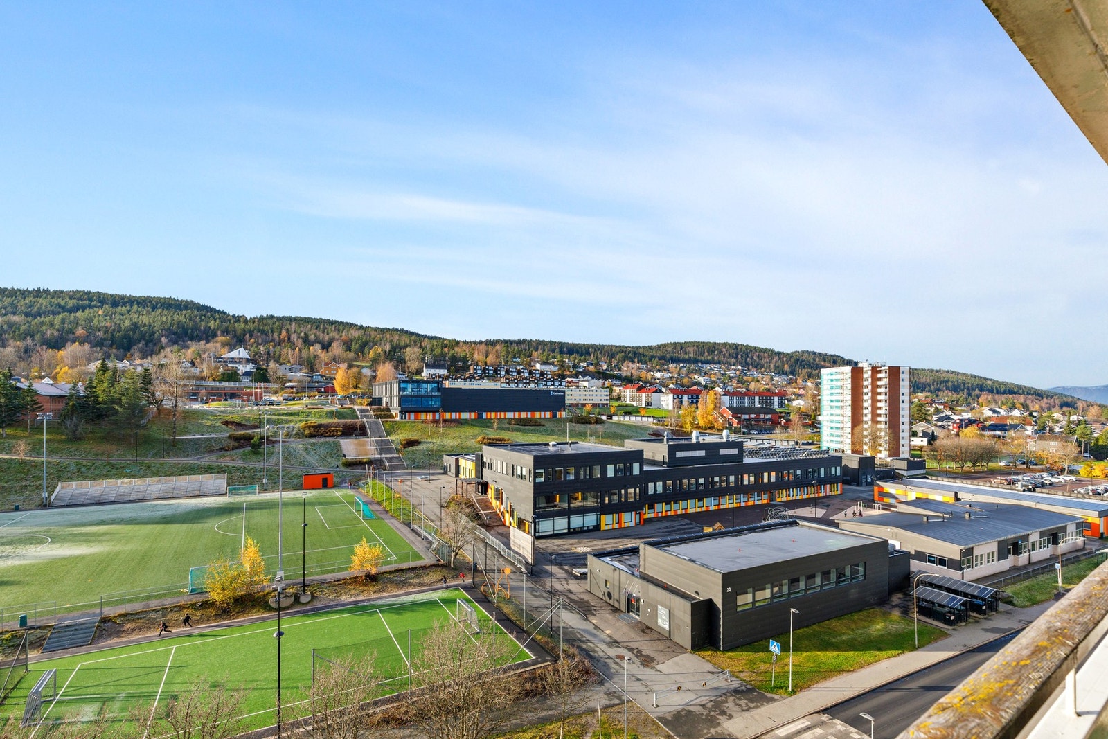 Herfra er det hyggelig utsikt over fotballbane og barneskole Galleribilde
