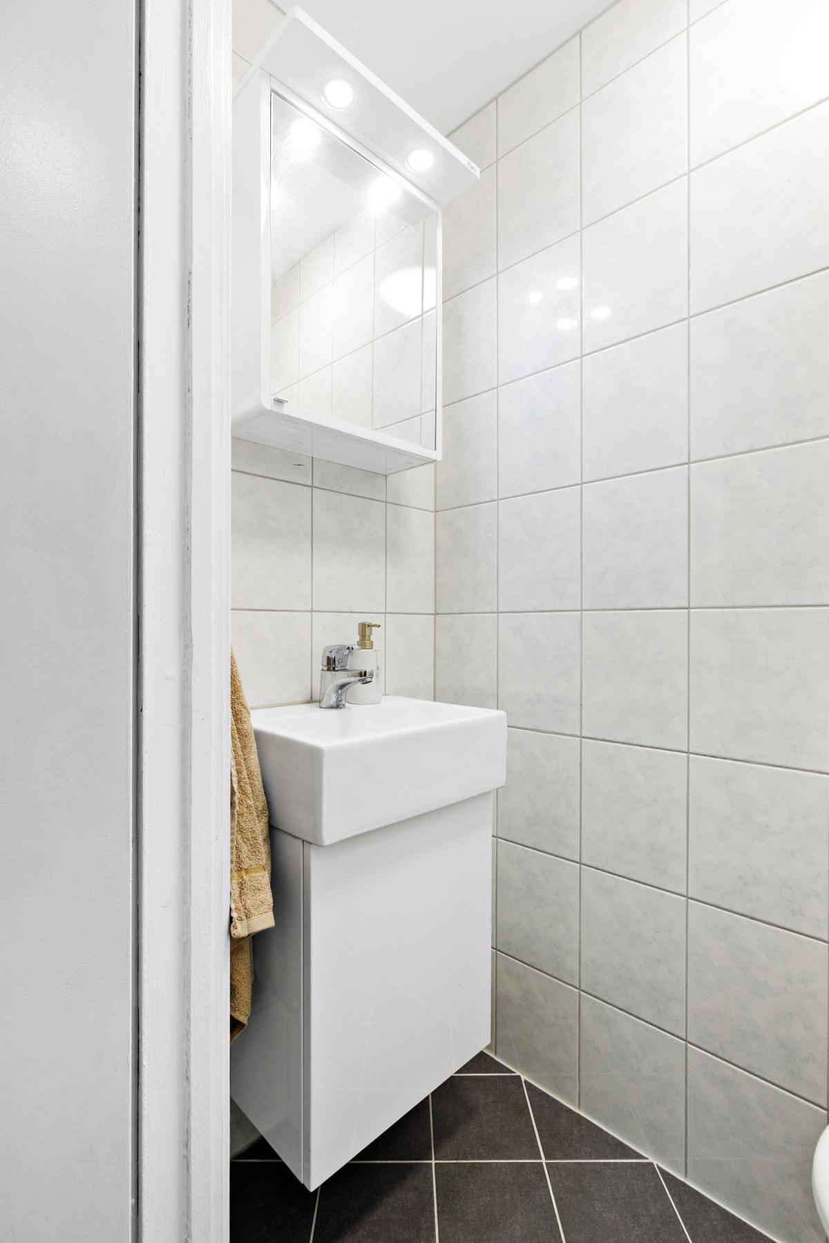 Separat toalettrom med fliser på gulv og vegger samt avtrekk til sentralt ventilasjonsanlegg Galleribilde