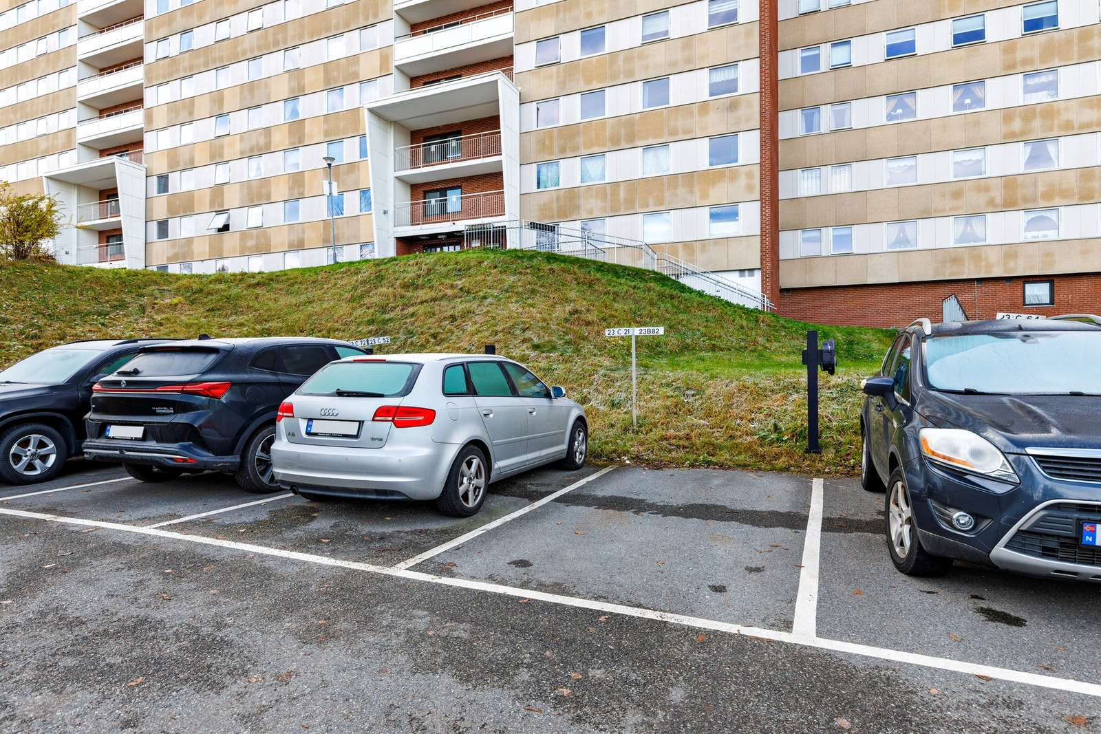 Parkeringsplasser disponeres av borettslagets styre som fordeler plassene etter søknad fra lagets andelseiere. Galleribilde