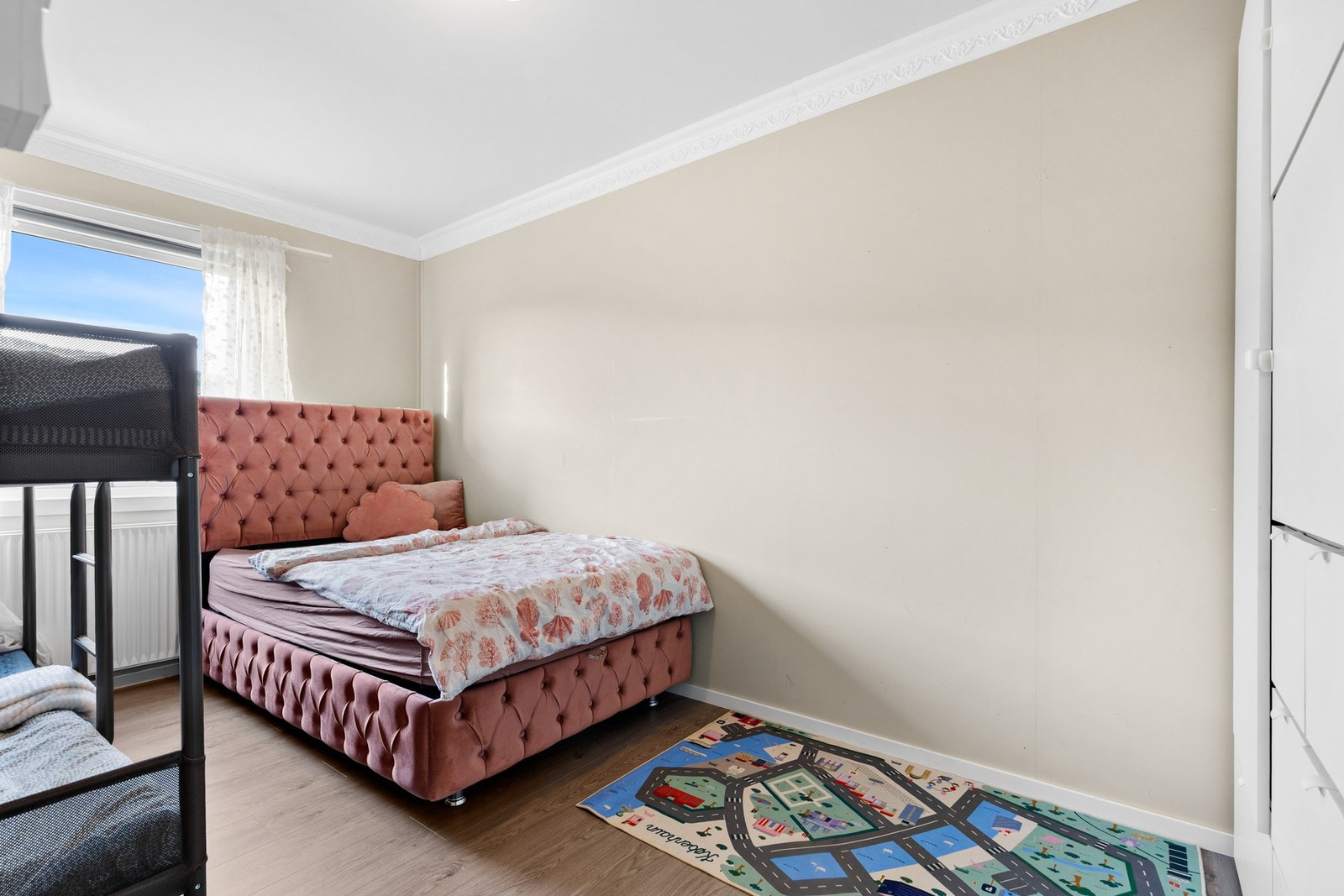 Soverom 2 er også av god størrelse, med plass til seng og garderobe Galleribilde