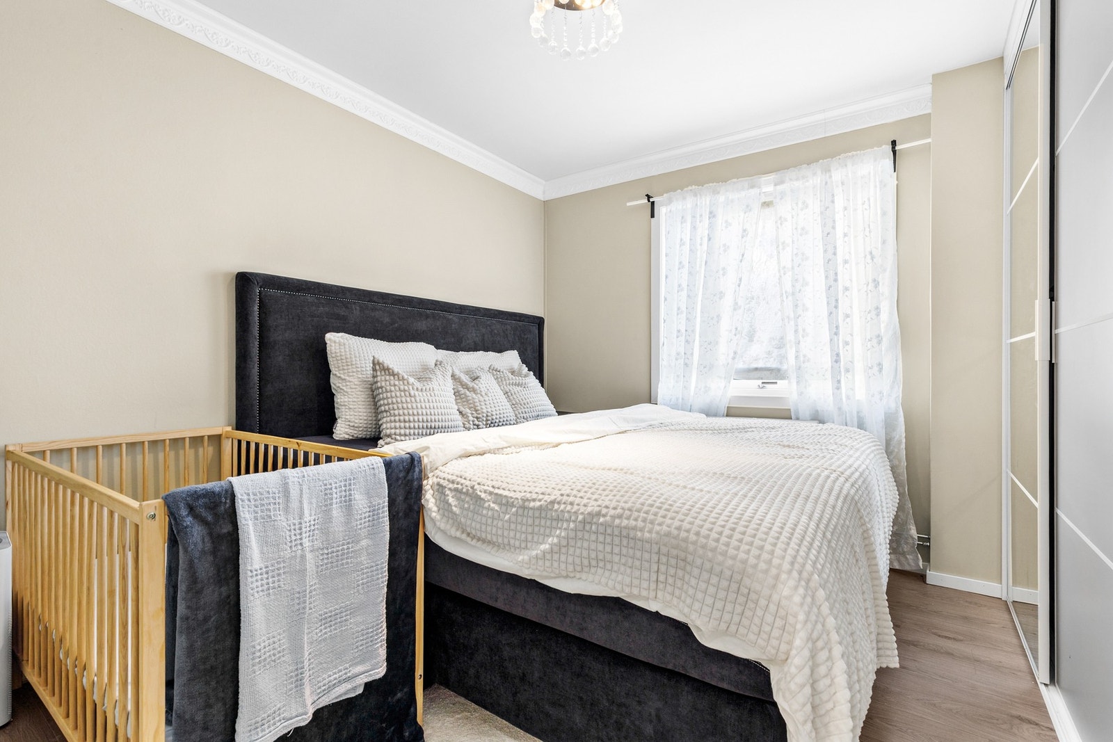 Hovedsoverommet er romslig og har god plass til dobbeltseng og nattbord Galleribilde