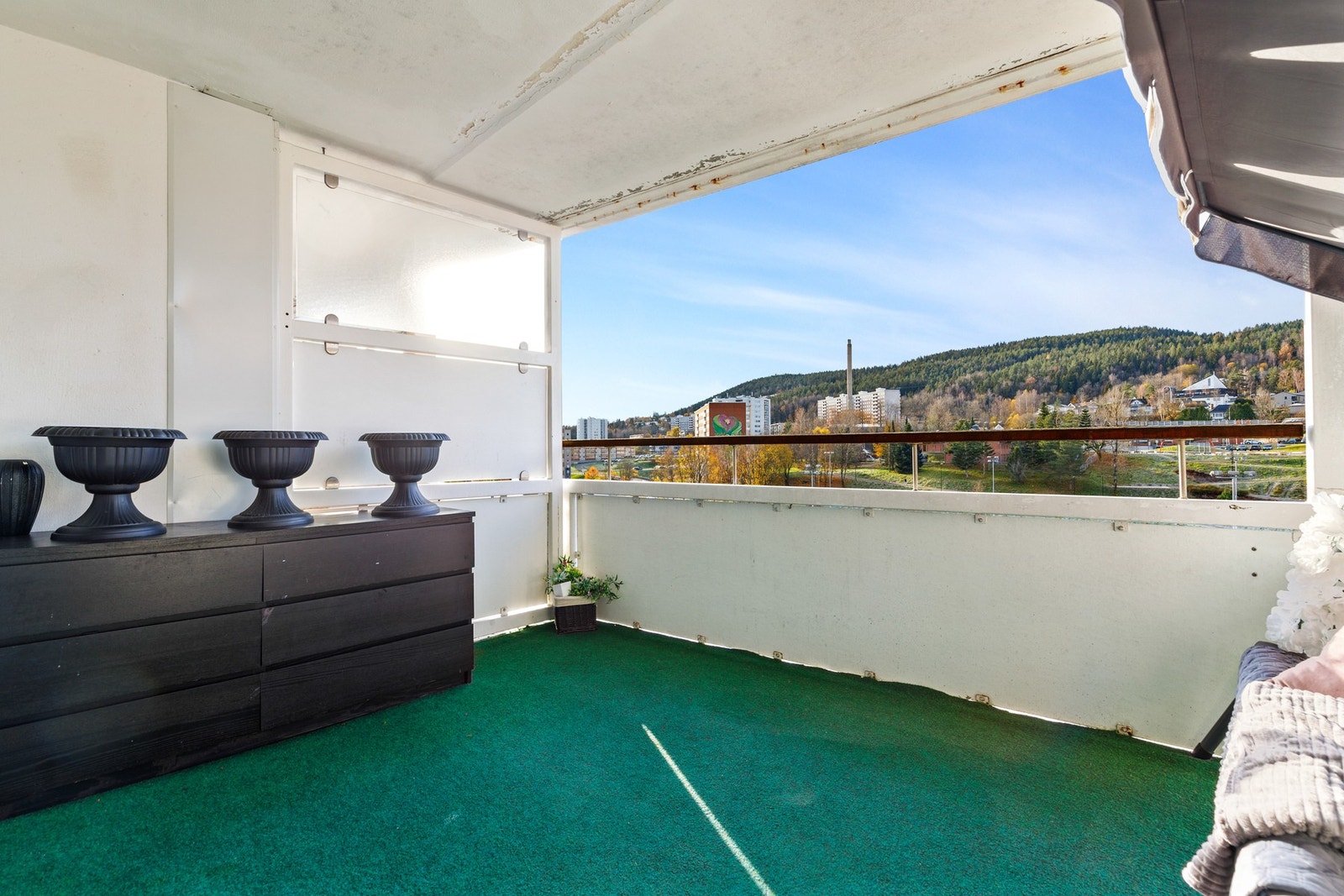 Balkongen er oppført i betong/stål og det er lagt teppegulv over betongdekket Galleribilde