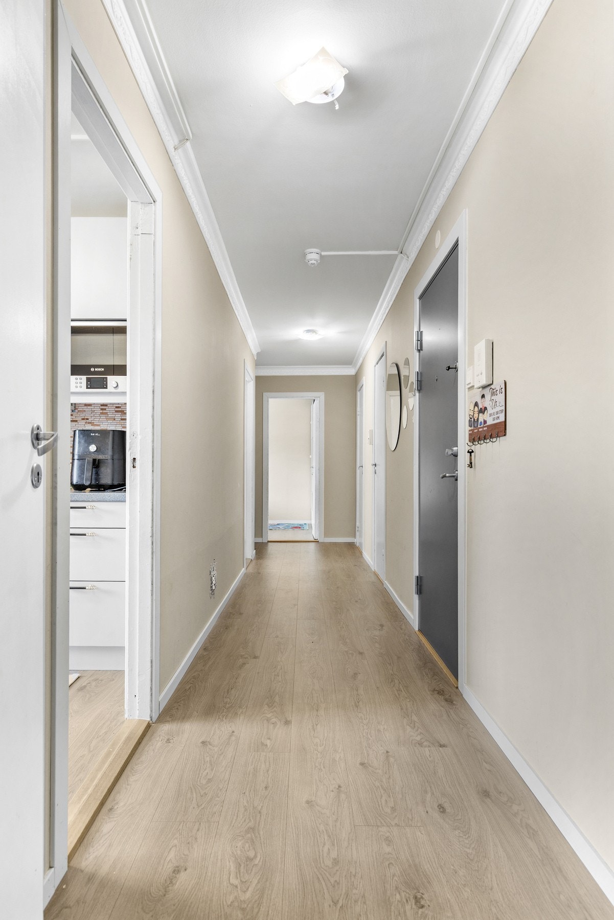 Entré/gang med 1-stavs laminat på gulv og slette flater på vegger og i himling. Det er montert dørcalling Galleribilde