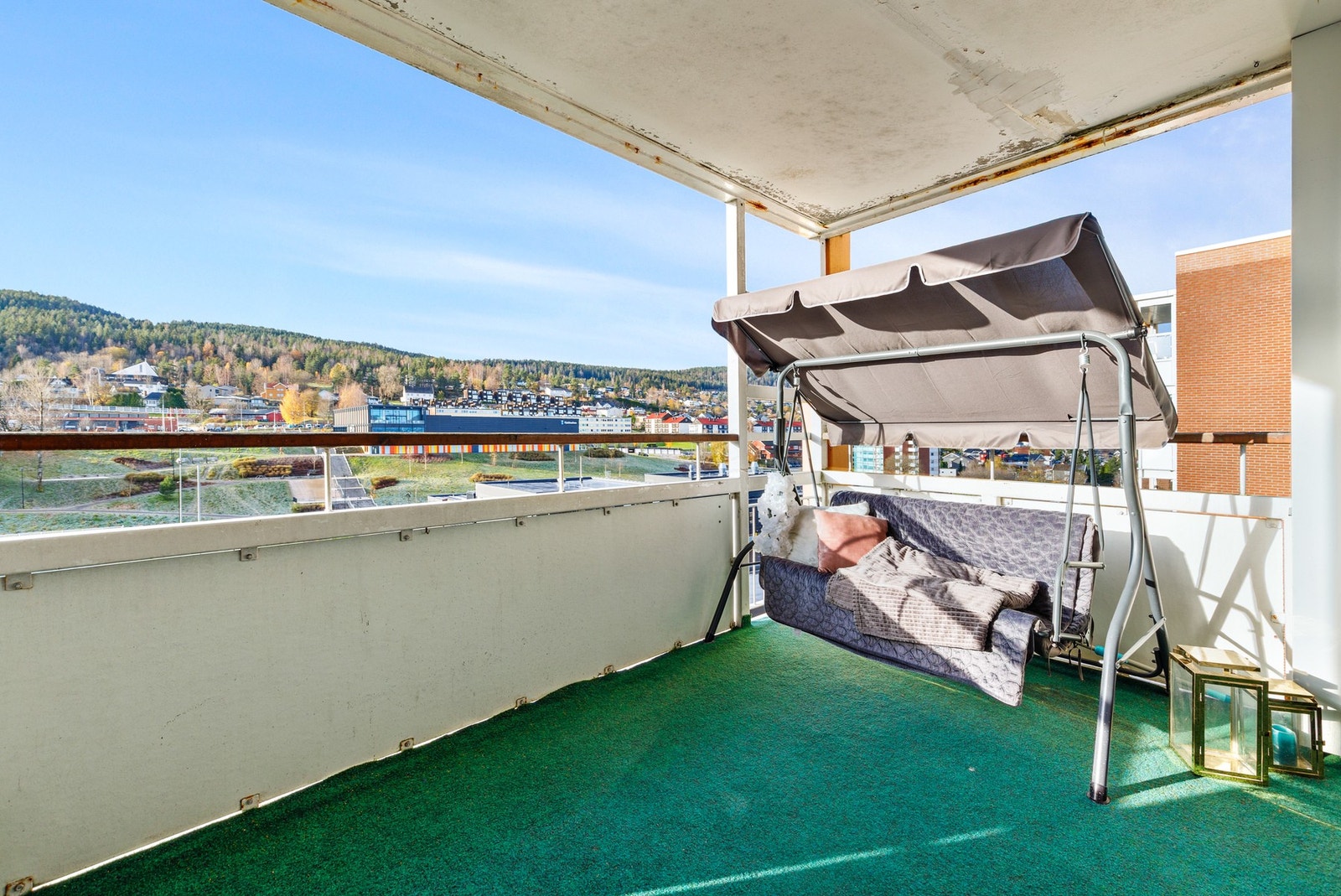 Fra stuen er det utgang til sydvestvendt balkong på ca. 11 kvm Galleribilde