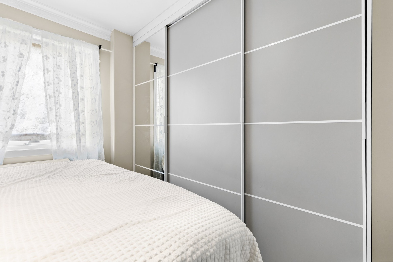 Stor skyvedørsgarderobe som gir rikelig med oppbevaringsplass Galleribilde