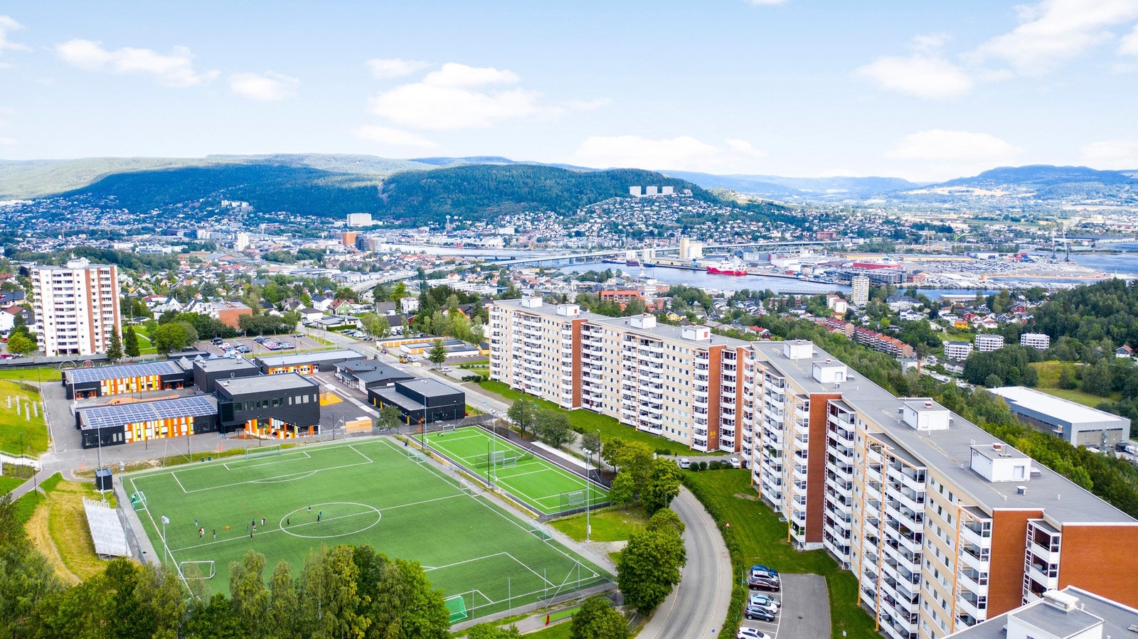 Attraktiv og sentral beliggenhet på Fjell med kort vei til skole, barnehage og matbutikk, samtidig som man har turløypene bare en rusletur unna Galleribilde