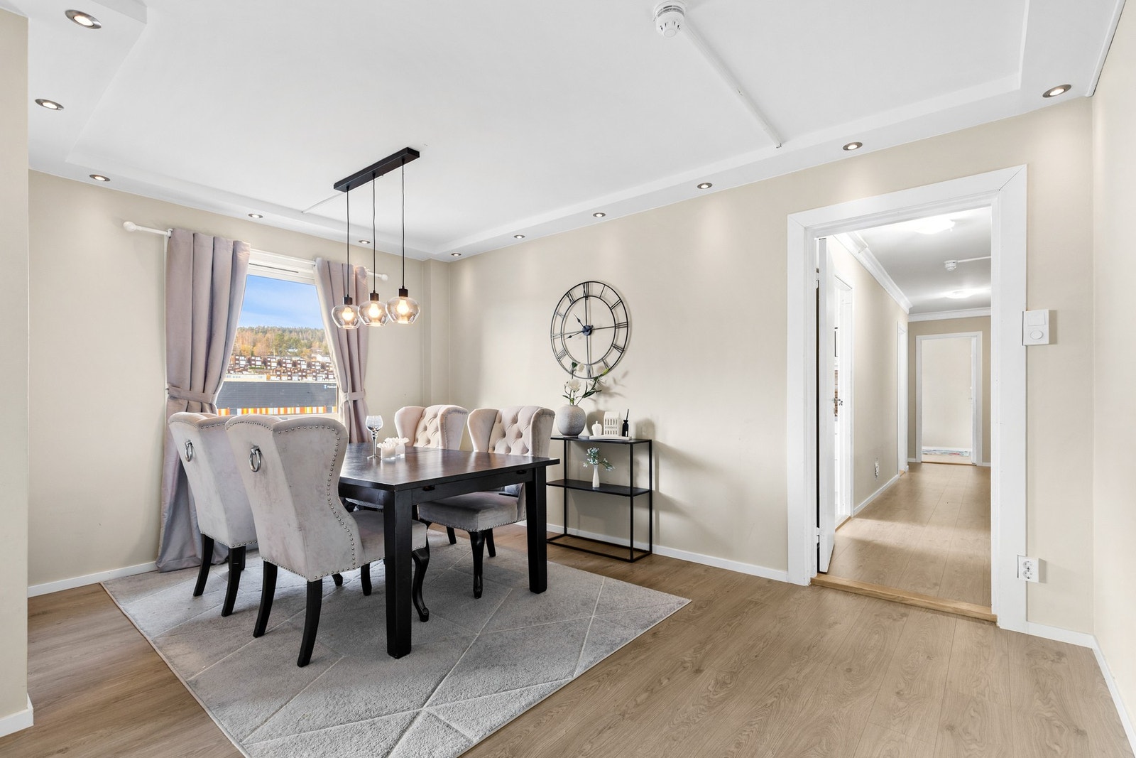 Det er montert moderne downlights i himling Galleribilde