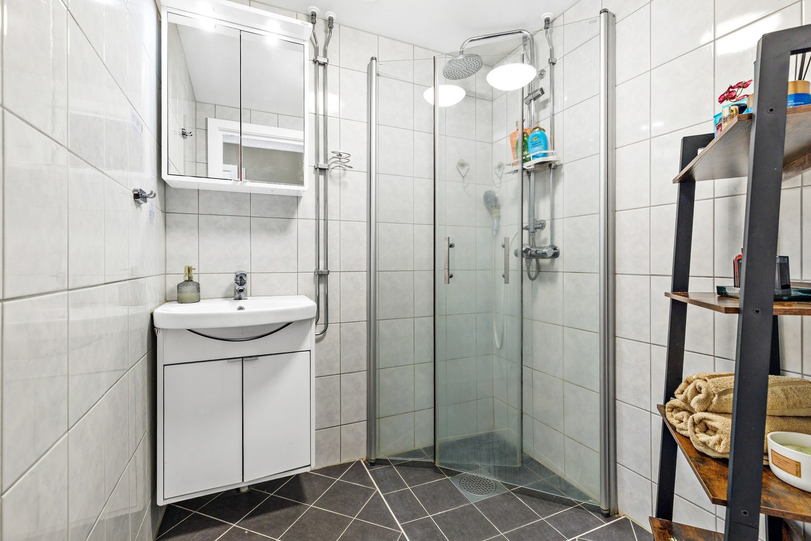 Bad pusset opp i 2014 innredet med dusjhjørne, servantinnredning, speilskap og opplegg for vaskemaskin Galleribilde