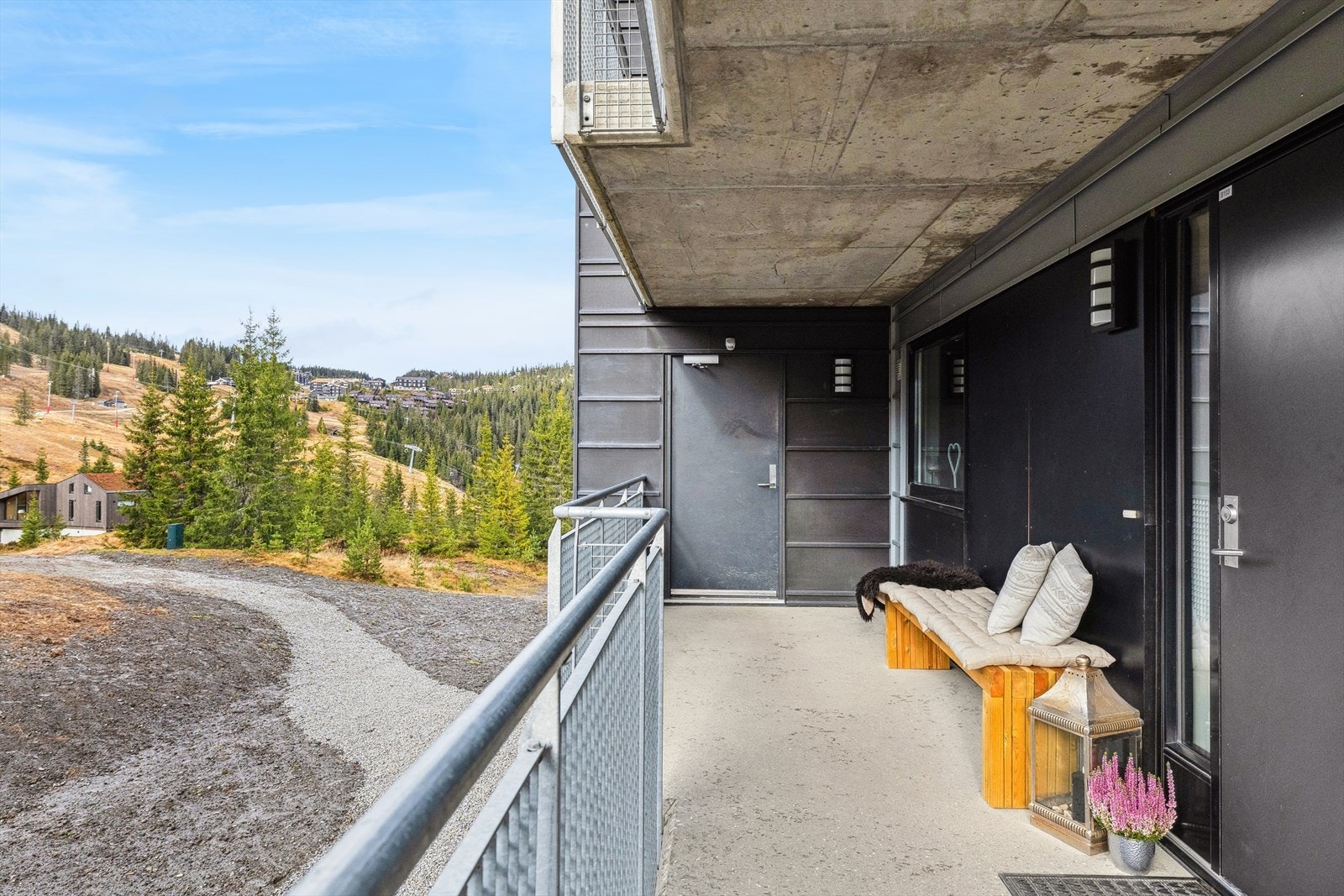 Bilen kan parkeres på egen plass i kjelleren og heisen tar deg opp til rette planet. Galleribilde