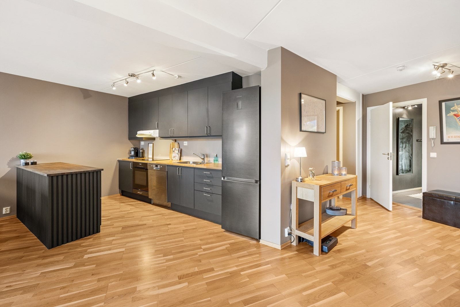 Kjøkkenøya gir ekstra med skap- og benkeplass. Galleribilde