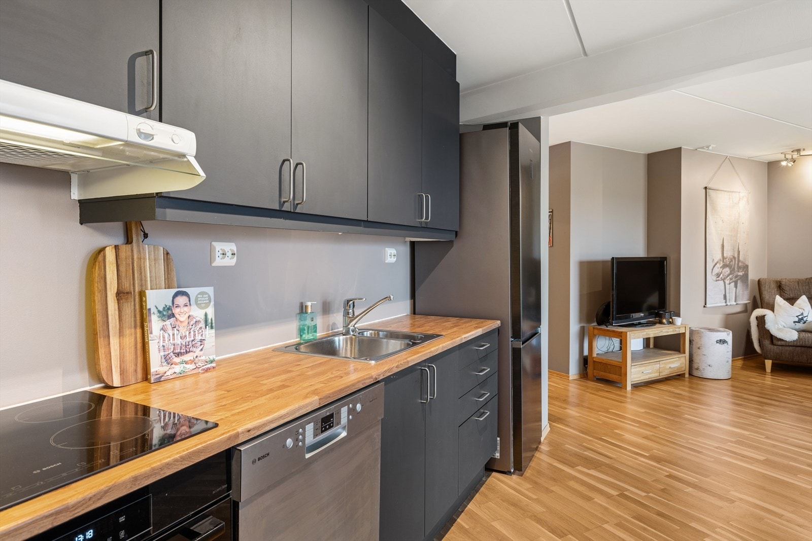 Kjøkkenet er utstyrt med platetopp og stekeovn, samt plass til oppvaskmaskin og kjøle-/fryseskap. Galleribilde