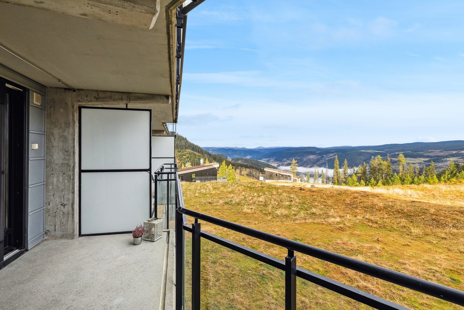 Balkongen er vendt mot øst. Galleribilde